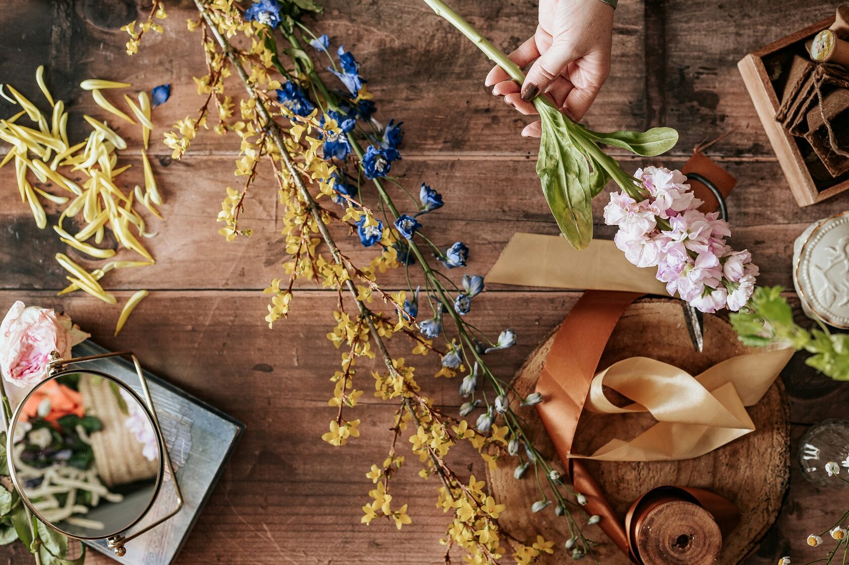 Florista a compor um arranjo de flores frescas