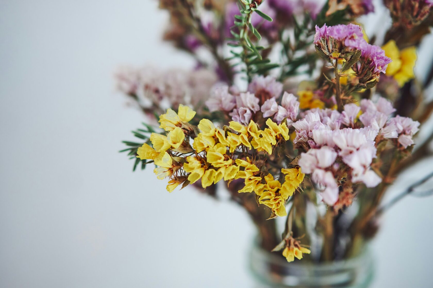 Buquete de flores silvestres em tons pastel